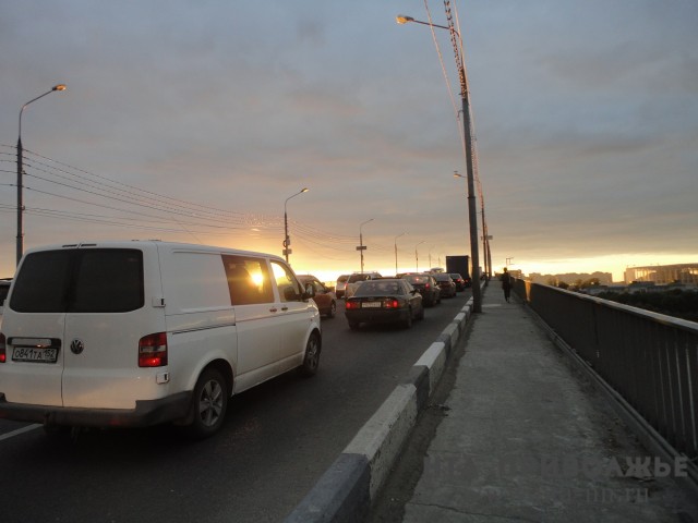 Администрация Нижнего Новгорода заявляет об улучшении ситуации с "пробками" на Канавинском мосту после корректировки работы светофора