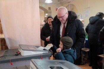 Губернатор Кировской области Александр Соколов проголосовал на выборах президента РФ