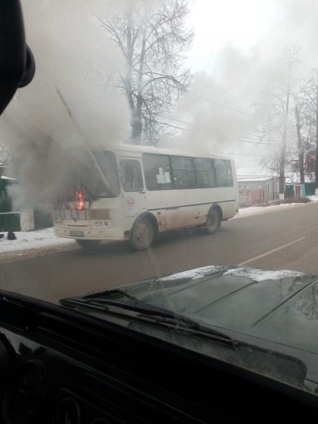 Перевозивший людей автобус загорелся в Павлове 