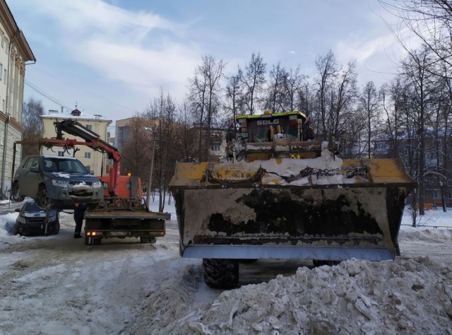 Эвакуаторы привлекают для уборки снега во дворах Нижнего Новгорода