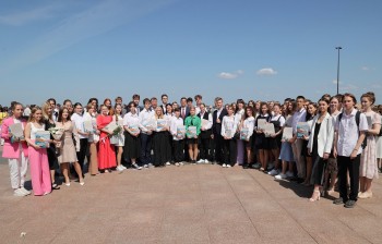 Глава Нижнего Новгорода Юрий Шалабаев поздравил 766 отличников с окончанием школы