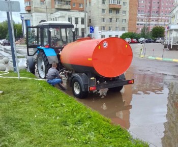 Коммунальную технику для откачивания воды перенаправляют с городских дорог во дворы