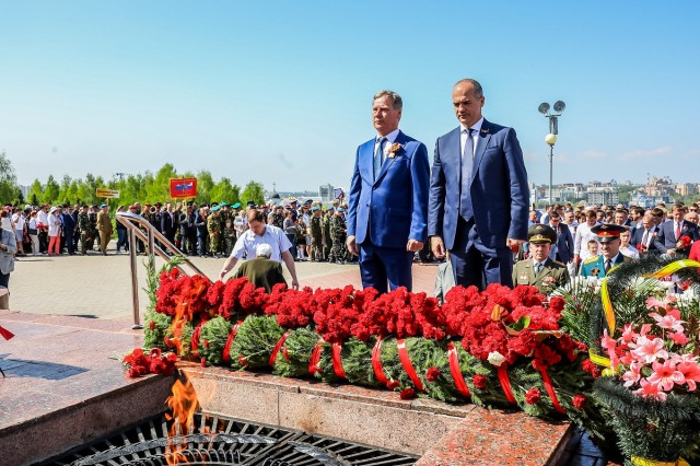 Цветы возложили к Вечному огню в Чебоксарах в День Победы