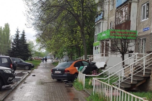 Каршеринговый автомобиль в Нижнем Новгороде снёс крыльцо магазина