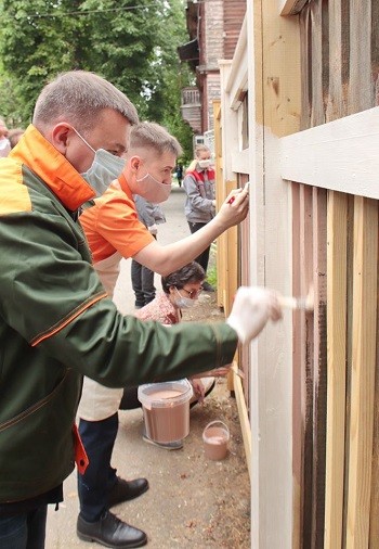 Представители правительства и волонтеры покрасили забор на "Том Сойер Фест Нижний Новгород"