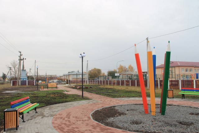 Памятник школьникам и гигантские карандаши установили в Гагине