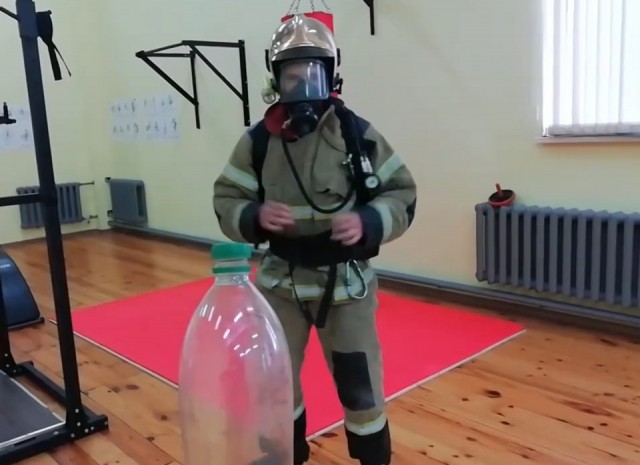 Нижегородский пожарный присоединился к #BottleCapChallenge (ВИДЕО)