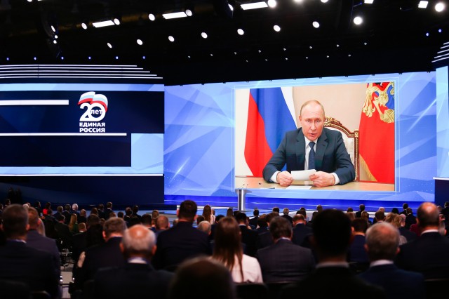 Владимир Путин: "Всегда рассчитываю на партию "Единая Россия" как на мощную политическую силу"