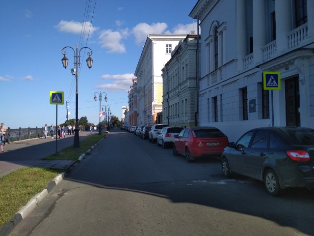 Уменьшенные дорожные знаки установили на Верхне-Волжской набережной в Нижнем Новгороде