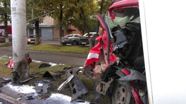 Водитель грузовика Iveco погиб, врезавшись в столб на пр. Октября в Уфе