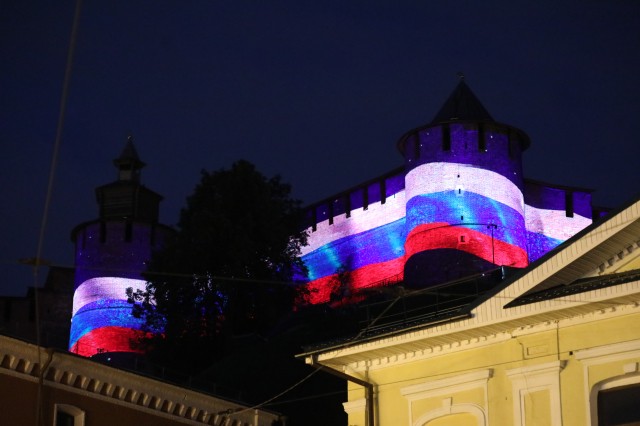 Проекция флага РФ появилась на Нижегородском кремле в честь Дня России