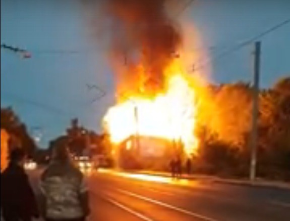 Нежилой дом сгорел на ул. Ильинской в центре Нижнего Новгорода (Видео)