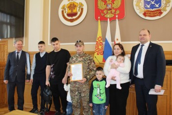 Многодетным семьям военнослужащих в Чебоксарах вручили сертификаты на жильё