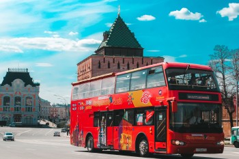 Прокатись на двухэтажном автобусе по Нижнему Новгороду с приятным бонусом