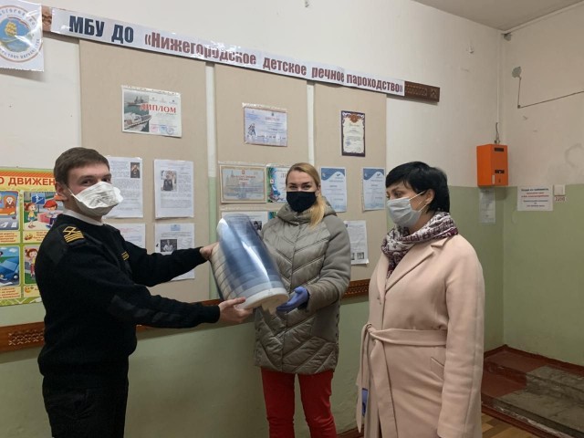 Выпуск защитных масок и экранов организовали в Нижегородском морском клубе