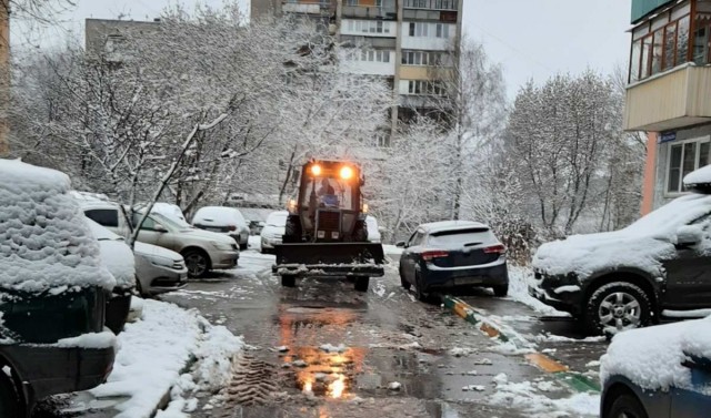 Снег начали вывозить с остановок на проспекте Гагарина в Нижнем Новгороде