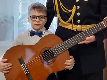 Замгубернатора Сергей Морозов подарил семилетнему Льву из Нижнего Новгорода гитару.