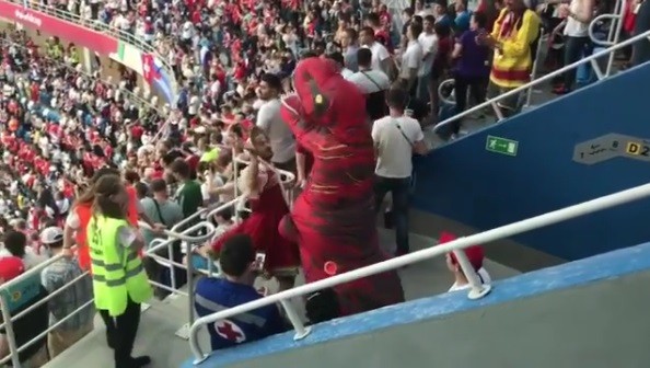 Болельщик в кокошнике подрался с динозавром на матче Швейцария — Коста-Рика в Нижнем Новгороде (Видео)