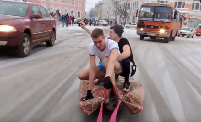 Нижегородские экстремалы прокатились по площади Минина на привязанном к машине ковре (ВИДЕО)