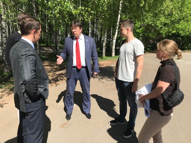 Владимир Исаев вместе с представителями общественности осмотрел место для будущей площадки для занятий скейтбордом в парке Пушкина в Нижнем Новгороде