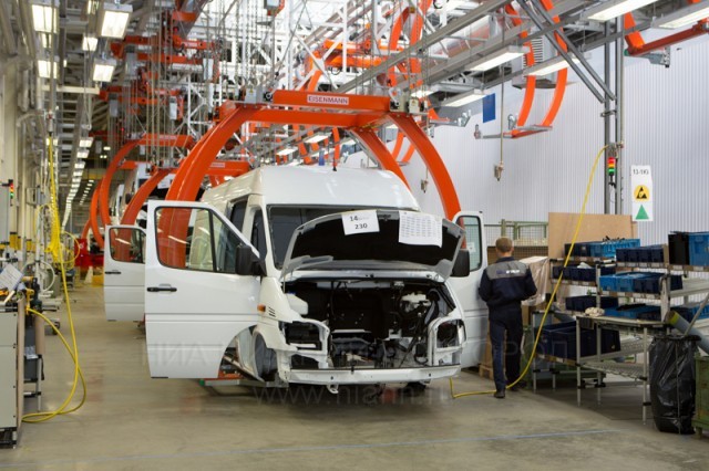 Почти 5 тыс. выпущенных на Горьковском автозаводе микроавтобусов Mercedes-Benz Sprinter отзывают из-за угрозы возгорания