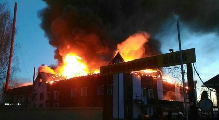 Пожар площадью почти 1,5 тыс. кв. м. произошёл 15 апреля на хлебозаводе в Починках Нижегородской области (Видео)