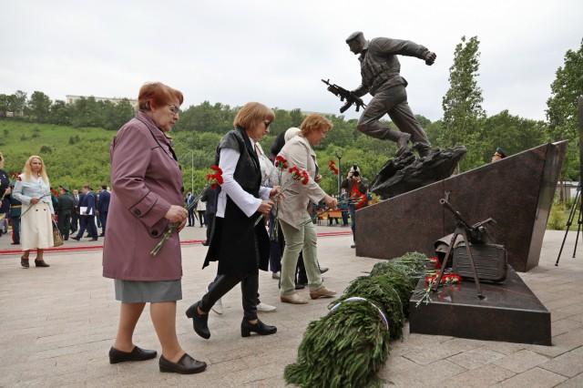 Памятник "Слава героям Росгвардии" открыли в Нижнем Новгороде