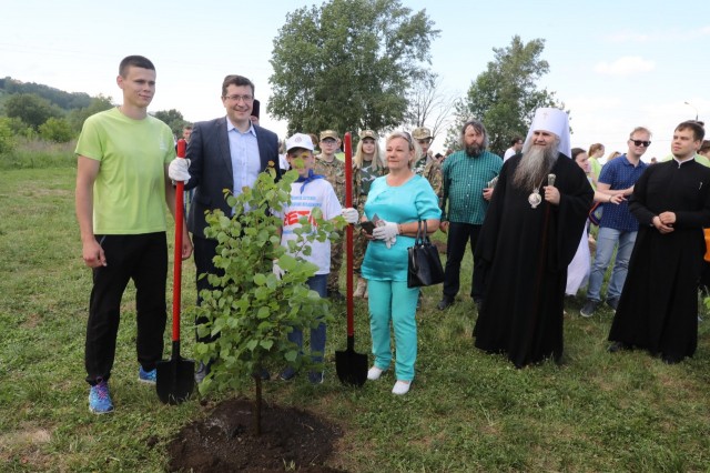 Глеб Никитин принял участие в высадке деревьев в Печерском парке в Нижнем Новгороде
