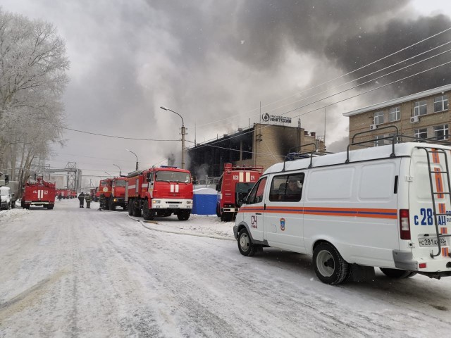 Передвижные лаборатории ведут отбор проб воздуха в районе пожара на АО "Опытный завод Нефтехим" в Уфе