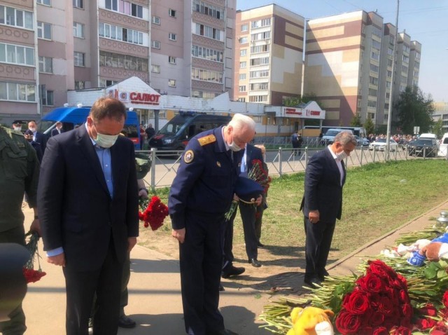 Полпред Игорь Комаров возложил цветы в память о погибших в Казани