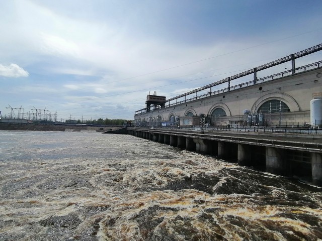 Нижегородский гидроузел закрыл водосливную плотину