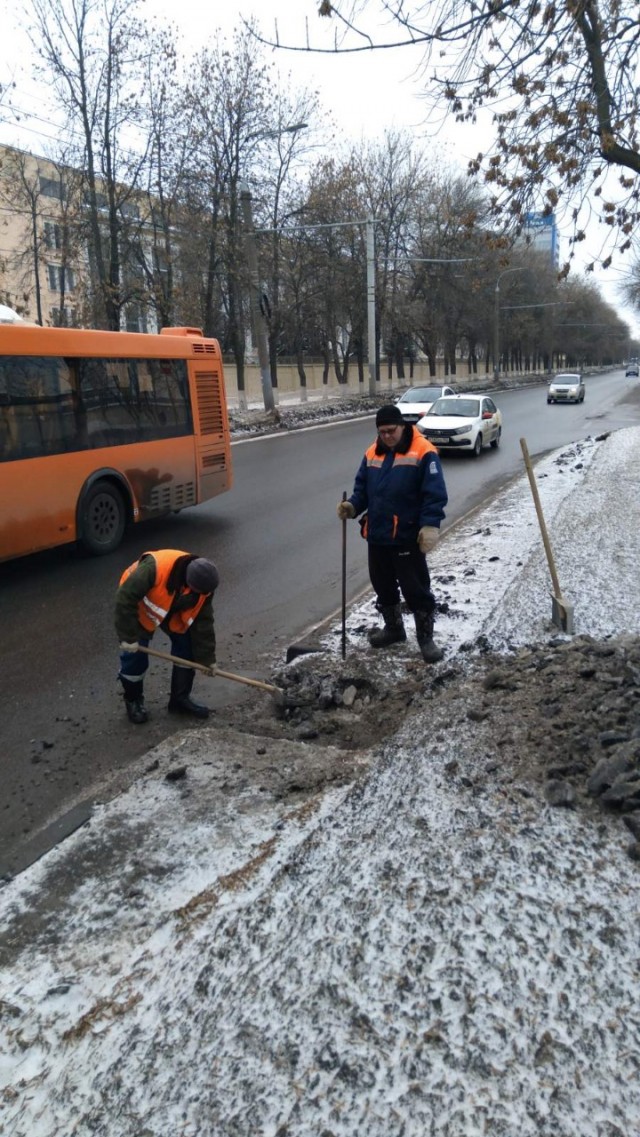 Более 150 рабочих занимаются очисткой территорий от снега в Автозаводском районе