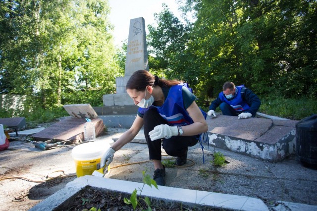 Активисты "Единой России" в Нижнем Новгороде привели в порядок мемориал героям Великой Отечественной войны