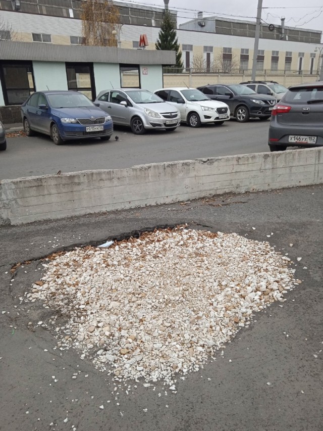 Несколько провалов грунта произошло у проходной ГАЗа в Нижнем Новгороде