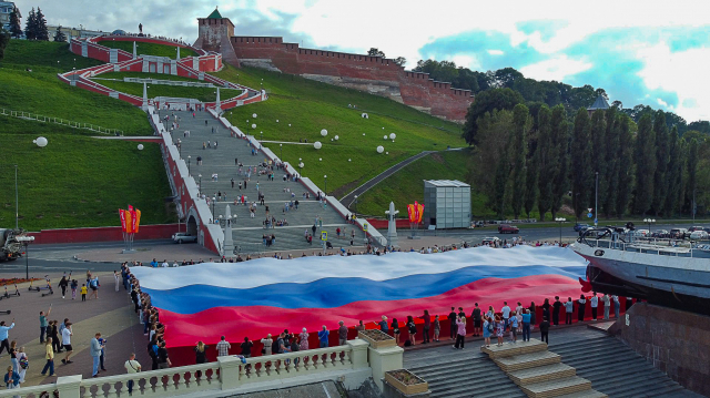 Российский флаг площадью 1500 кв.м развернули у катера "Герой" в Нижнем Новгороде