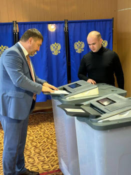 Кандидат в губернаторы Нижегородской области Владислав Атмахов проголосовал на участке в пос. Неклюдово