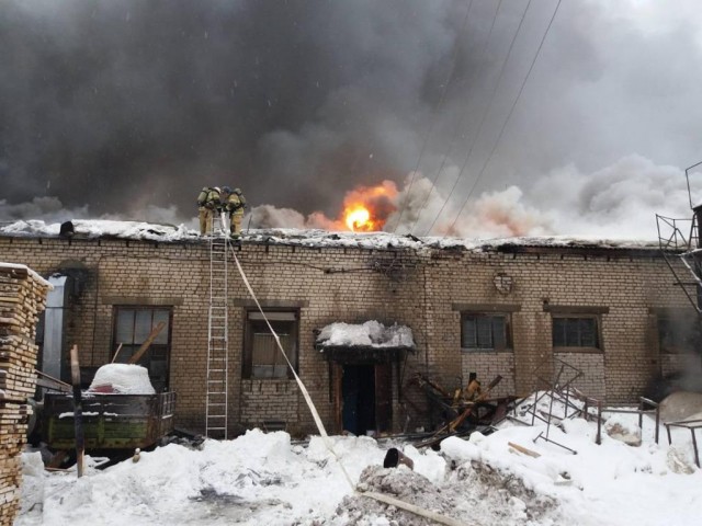 Пожар в административном здании площадью 2 тыс. кв. м. тушат в Семёнове