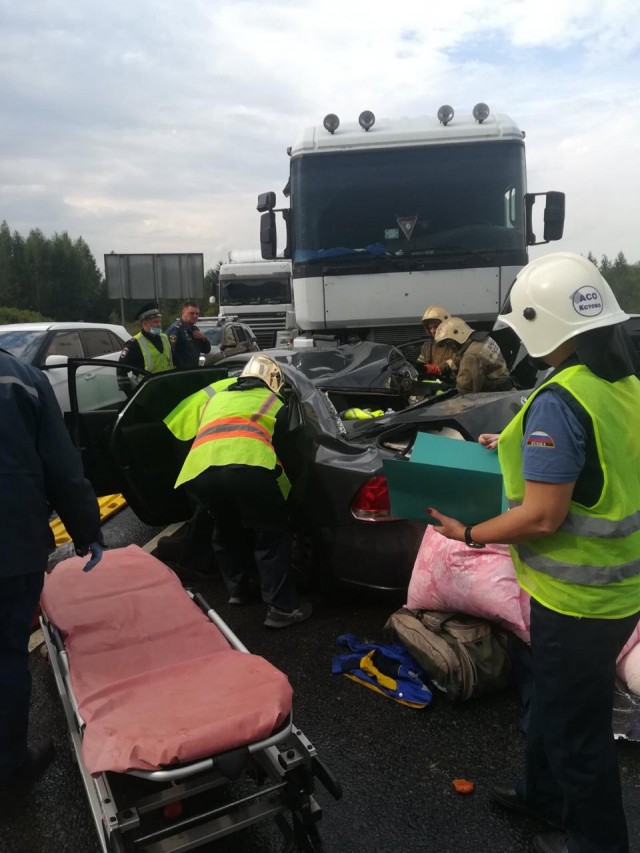 Лобовое столкновение иномарки и грузовика произошло на М-7 в Нижегородской области