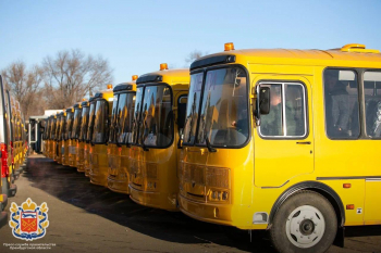Денис Паслер передал новые автобусы в сельские школы Оренбуржья