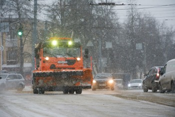 Около 1 тыс. единиц техники и 4,5 тыс. рабочих в Нижнем Новгороде выдвинулись на борьбу со снежным циклоном &quot;Ваня&quot;