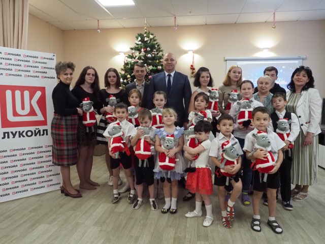 ЛУКОЙЛ вручил новогодние подарки детям Кстовского района Нижегородской области