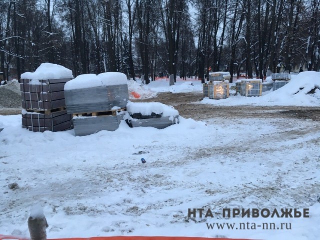 Выполняющий благоустройство сквера им. 1905 года в Нижнем Новгороде подрядчик заявил о допустимости укладки тротуарной плитки зимой