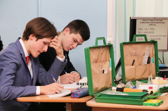 Четыре школы и лицей Нижнего Новгорода за успехи в олимпиадах получили микролаборатории для экологического образования