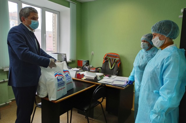 Нижегородским медикам и соцработникам передали более 10 тысяч защитных масок