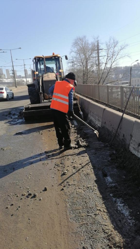 Прибордюрные полосы на Молитовском мосту в Нижнем Новгороде очищают от наледи