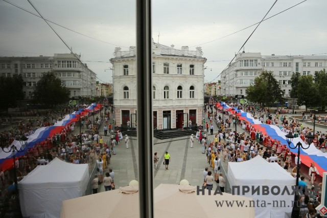 Около тысячи человек пронесли 100-метровый флаг РФ по Большой Покровской в рамках празднования Дня России