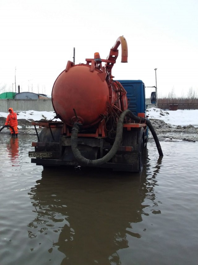 Около 400 кубометров талых вод откачено с улиц Автозаводского района за минувшие сутки