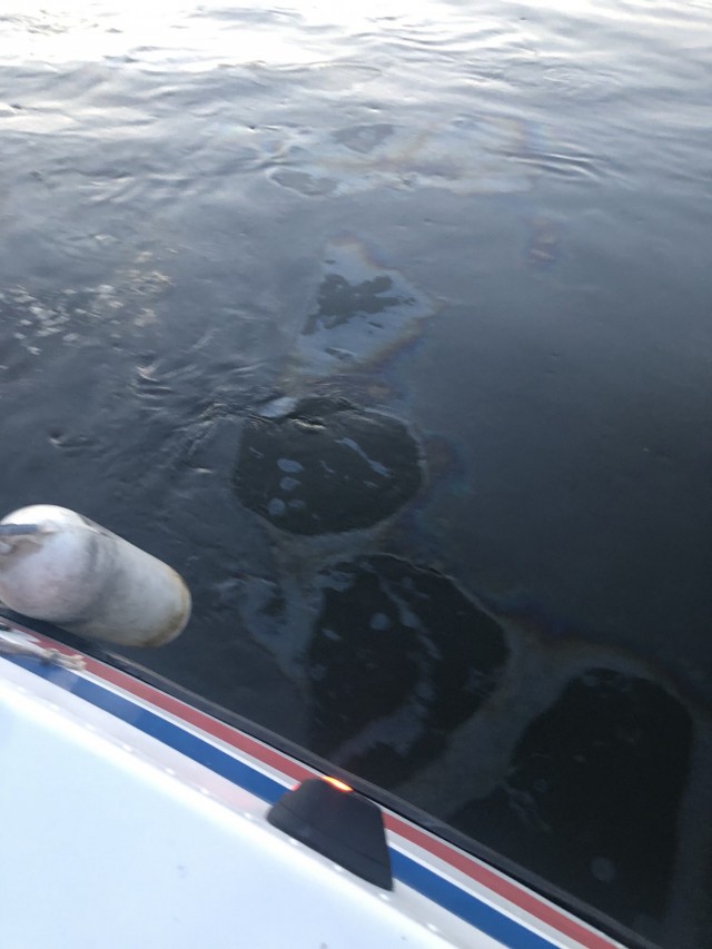 Нефтяные пятна обнаружены на Оке у Мызинского моста в Нижнем Новгороде