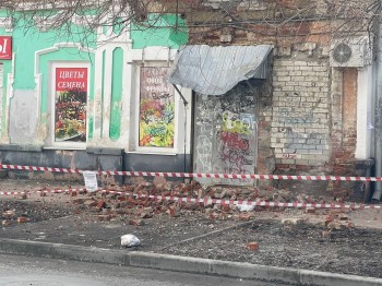 Часть фасада здания обрушилась в Саратове