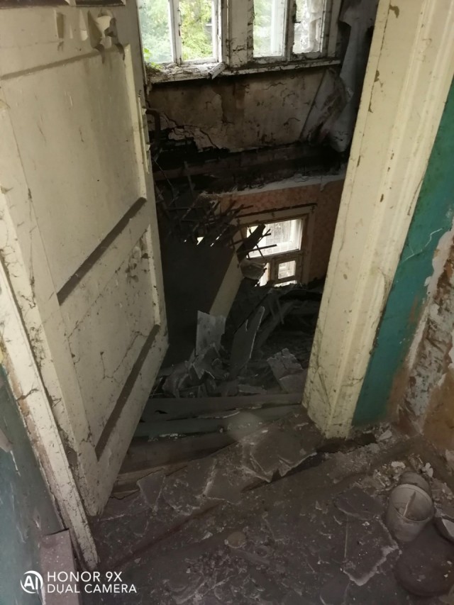 Межэтажное перекрытие обрушилось в аварийном доме в Ленинском районе Нижнего Новгорода